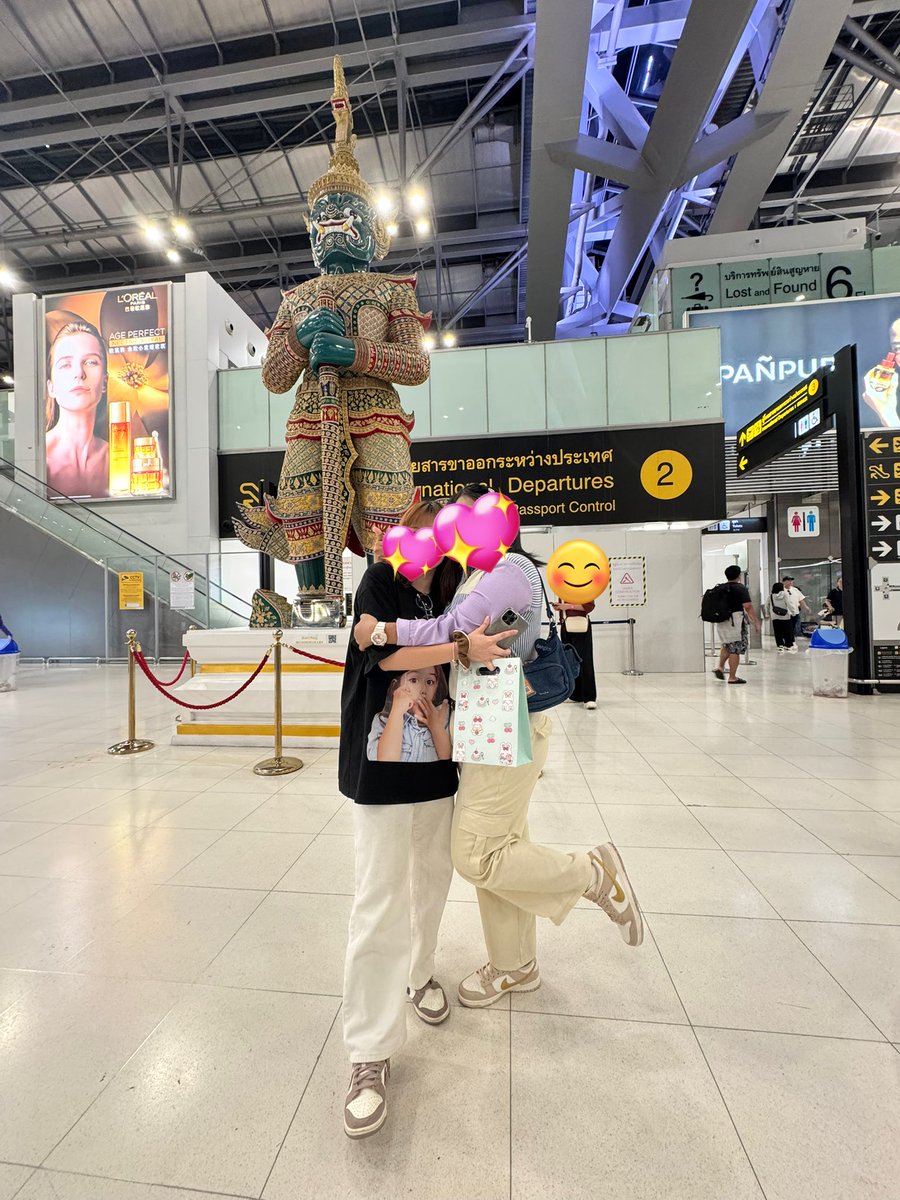 mmschpeem's tweet photo. โคตรรักแกเลยรีบกลับมานะเว้ยตั้งใจมาส่งมากๆ ถึงวันนี้จะมีเรื่องราวมากมายแต่พอมาเจอแกแล้วทุกอย่างมันหายไปหมดเลย
รีบกลับมาหวีดน้องภีมที่ไทยด้วยกันนะจะรอ
#WaitingHere #SUVARNABHUMI https://t.co/gjrCV6ZME0