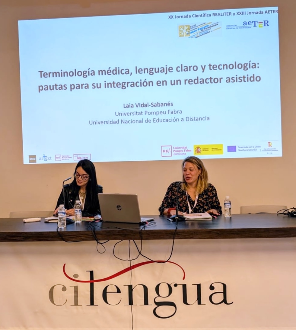 🗣️Primera comunicación del #equipoarText en las XX #JornadasREALITER y XXIII #JornadasAETER. 

👩‍💻<a href="/Laia_V_S/">Laia Vidal Sabanés</a> (<a href="/UPFBarcelona/">UPF Barcelona</a>, <a href="/UNED/">UNED</a>) ha hablado sobre #TerminologíaMédica, #LenguajeClaro y #Tecnología.