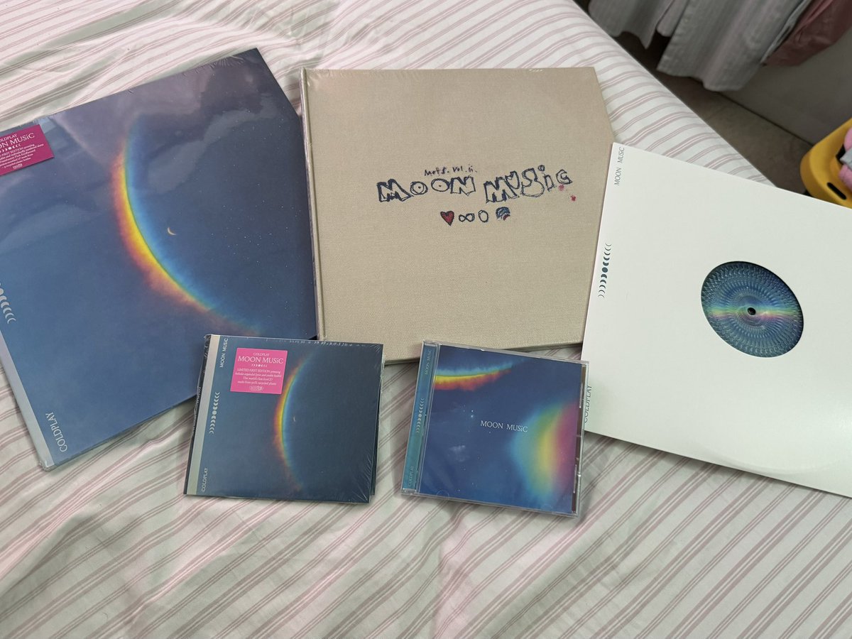 LyannevB's tweet photo. My Moon Music is complete 💙🌈 https://t.co/vhcDrBYrla