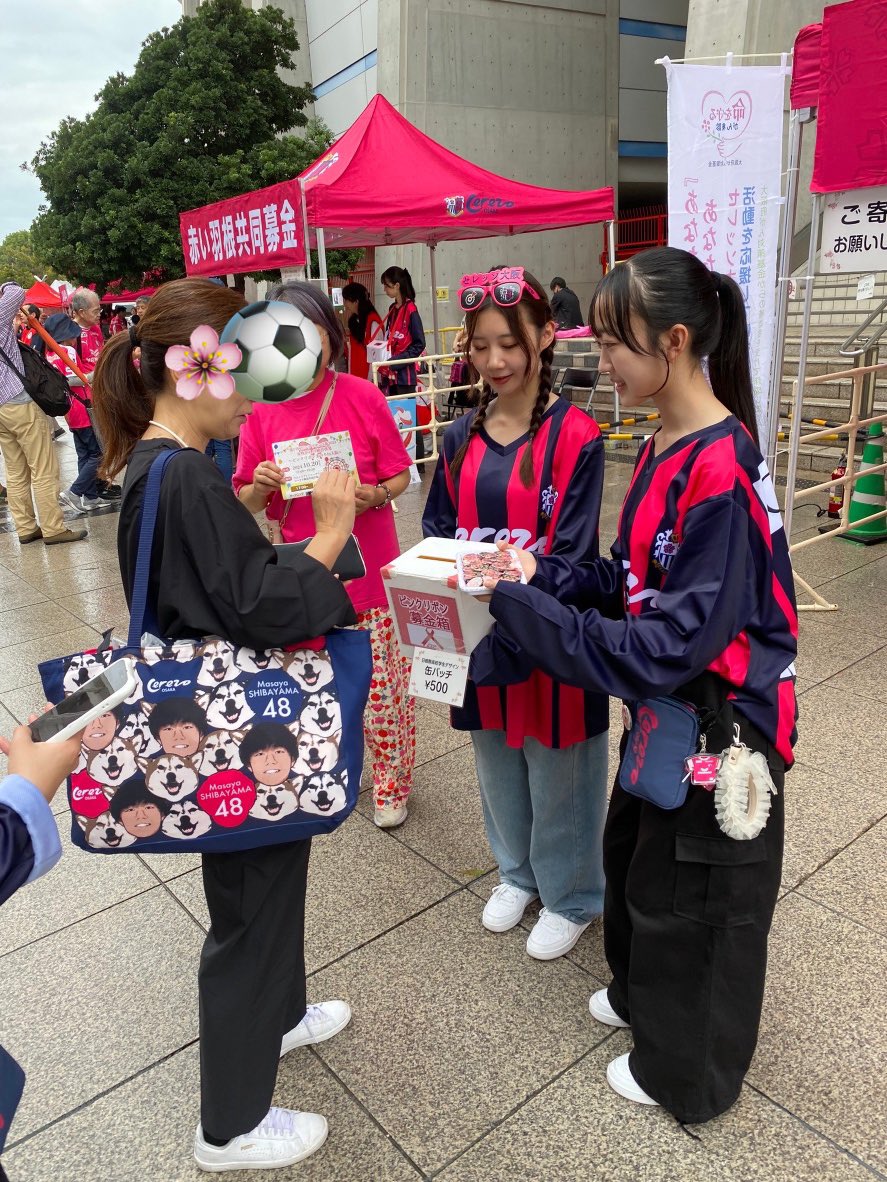 kan_kore_e's tweet photo. 10/19（土）

ホッケーシャツユニフォームを着た応援ナビゲーター達！🌸

この日は、

乳がんの啓発活動でピンクリボンの募金活動🎀と
赤十字共同募金活動のブースサポート🏥

のために、試合のハーフタイムの間にバナー周回を行いました！ https://t.co/T5395NFLs5