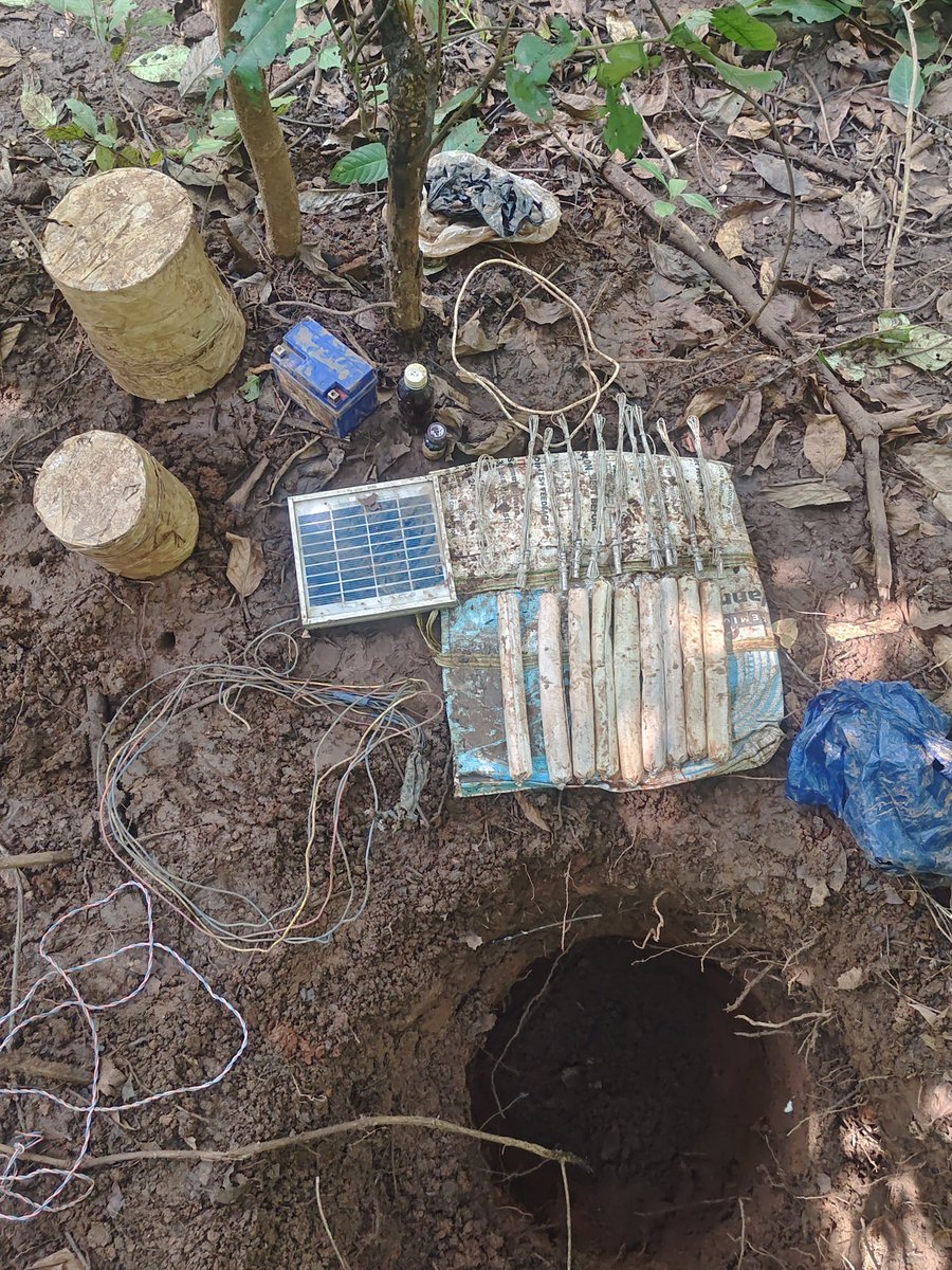 SahilKh83593460's tweet image. Guardian In action !
#BSF soldiers in #Odisha have once again showcased their 24x7 alertness, busted a Maoist dump and recovered explosives dangerous items from the dump site. 

#BSFAlert #MaoistThreatAverted #HeroesInUniform #MaoistsDump #BSFOdisha #TejRan  #NaxalFreeBharat