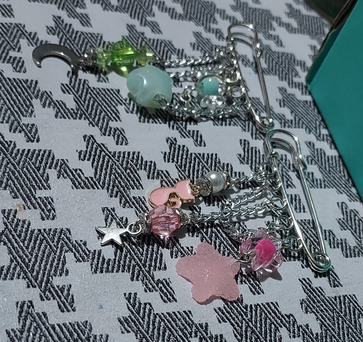 chuchiipom's tweet photo. Nagbabalik ang best seller North Hobby Expo! 
My pin brooch order was delivered just yesterday so time to clutch for this weekend's event hehehe
Sneak peak sa mga designs~~ 

#brooch #pin #art #artistalley #artwork #craft #jewelry #star https://t.co/DUTgRN8t4Y