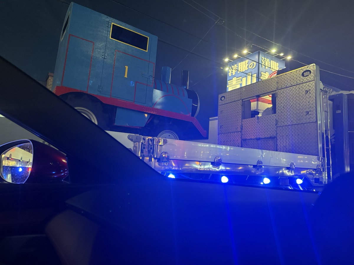 会社帰りに信号待ちしていたら、となりに止まったトラックの荷台にトーマスが積まれていた笑