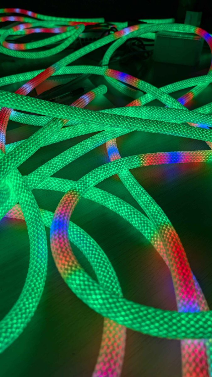alexvscoding's tweet image. Getting to work on pretty glowing things 🌺