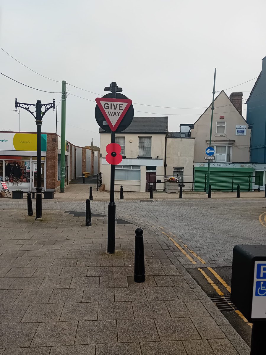 Lovely to see poppies going up on lampposts across Oakengates, just in time for remembrance. 

Thank you to our Oakengates CAT Team, who have spent the last couple of days putting the poppies up on display.