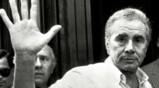 Gentile #IlariaSalis lei forse non lo sa, ma il signore della foto, il 13 dicembre 1985 si dimise da europarlamentare e, rinunciando all'immunità parlamentare, dal 29 dicembre fu messo agli arresti domiciliari.
Era innocente!
Ma prima per lui veniva il rispetto delle istituzioni.