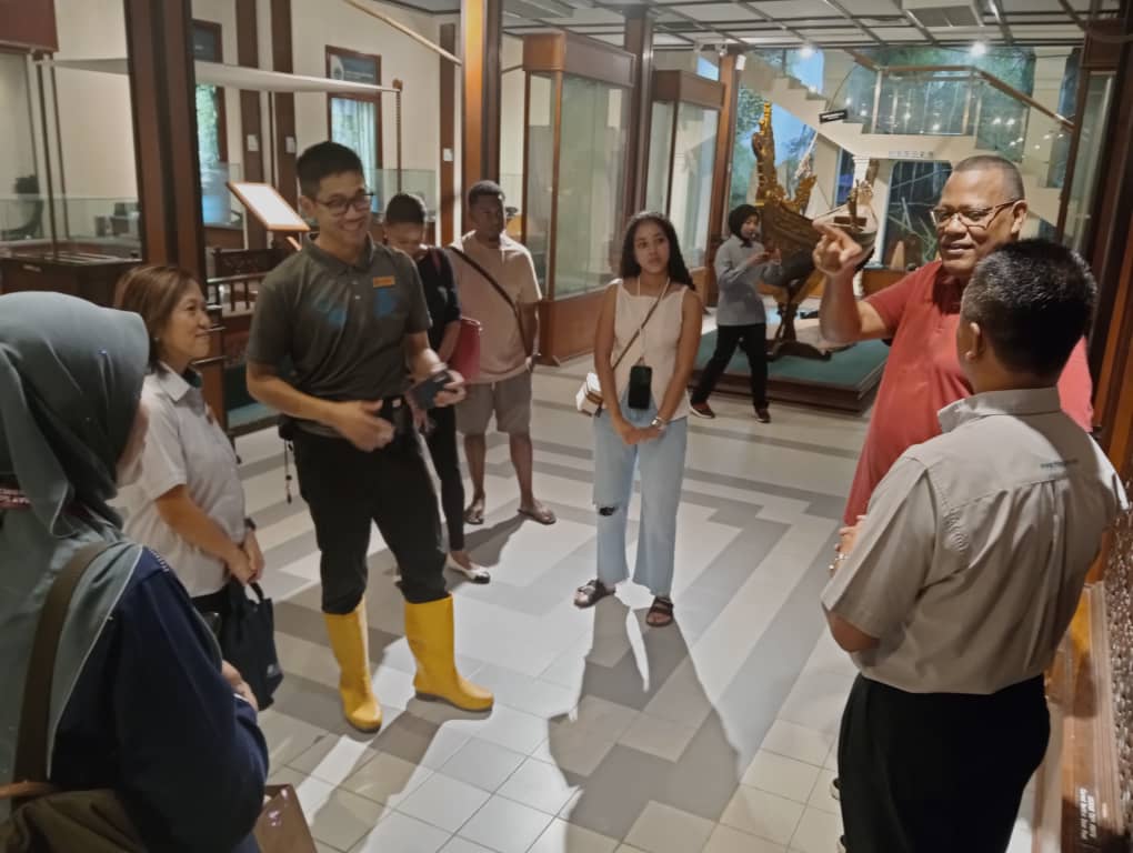 FRIMKepong's tweet photo. 📅 23/10
🇸🇨 Seychelles' Minister for Transport, H.E. Antony Derjacques visited @FRIMKepong
He explored iconic species: coco de mer, #merbau & observed the fascinating #crownshyness phenomenon 🌳
He was greeted by FRIM's team & received special souvenir fr DG Dato' Dr Ismail https://t.co/qURPVlrH2v