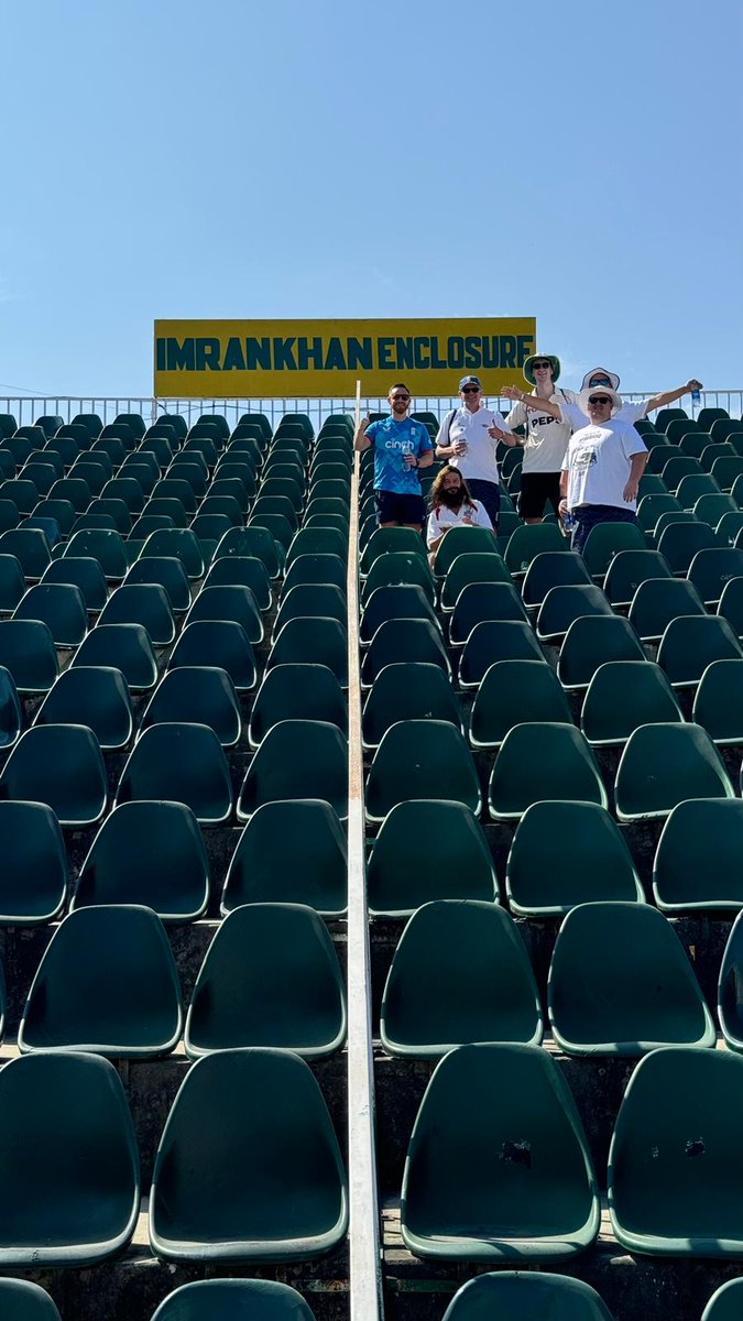 Currently in the sold out Imran Khan enclosure 🤣🏴󠁧󠁢󠁥󠁮󠁧󠁿🇵🇰🏏