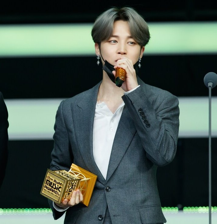 bladebell_kpop's tweet photo. K-Pop soloist Albums with most tracks surpassing 100 million streams on Spotify-
1. "#Layover" by #V
2. "#Face" by #Jimin
3. "#Golden" by #JungKook https://t.co/7iUx3zuW7N