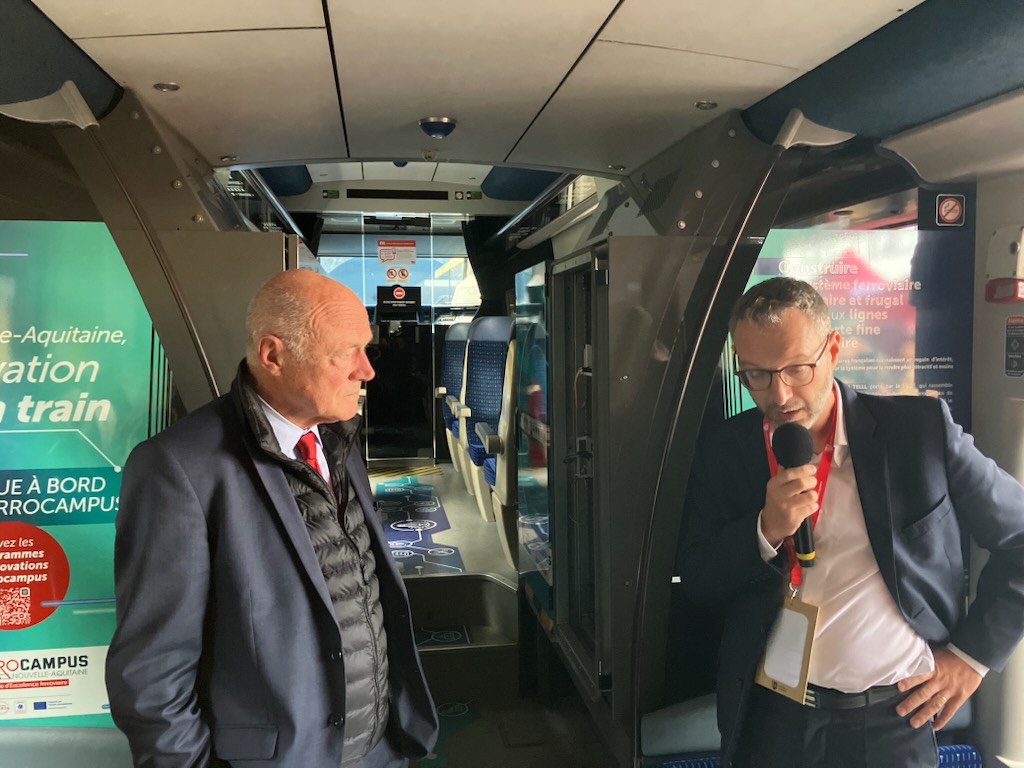 TrainLeger's tweet photo. Le 22/10 a eu lieu l'inauguration du train laboratoire du projet #TELLi, financé par la région NAQ. 
TELLi veut révolutionner les lignes rurales et périurbaines en proposant plus de fréquence pour les trains, décarbonés sur une signalisation automatisée.
 #TLI #ferroviaire https://t.co/bDtCzf6x65