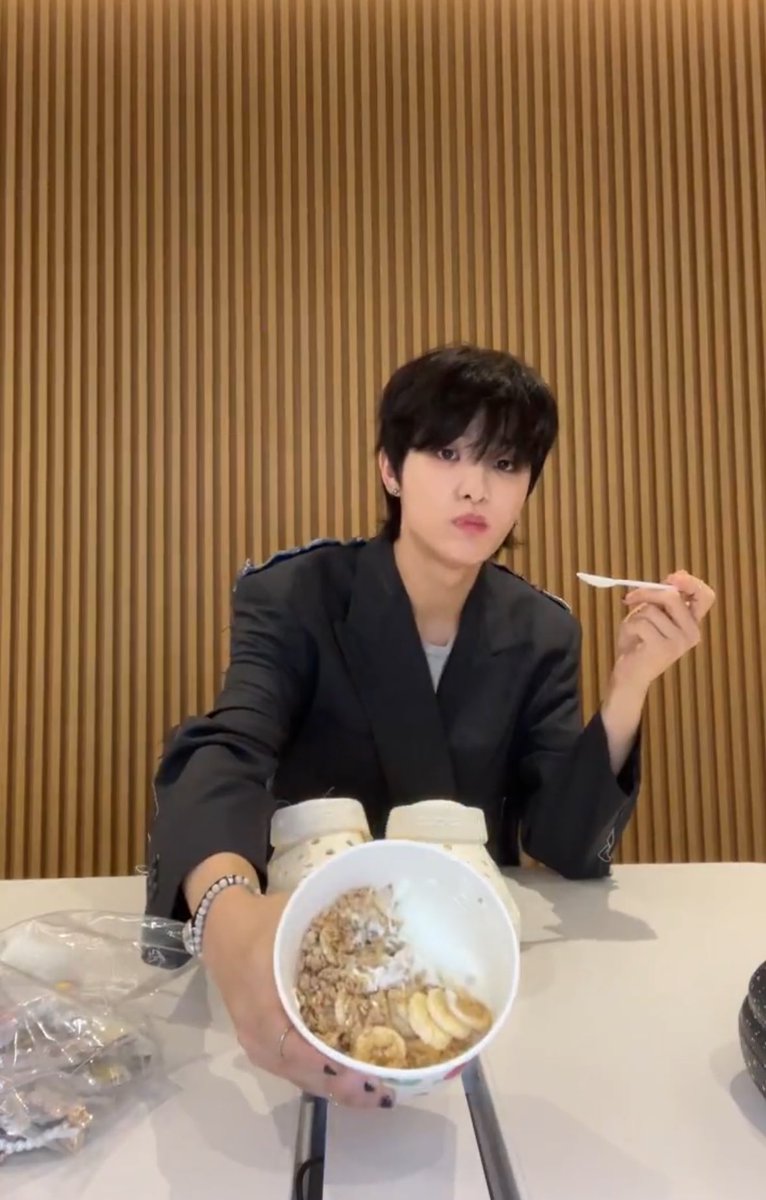 vue_de_moi's tweet photo. Jihoon's Yoajung recipe:
- Greek Yoghurt
- Granola
- Banana

#JIHOON #TREASURE https://t.co/PgwPcdw6qx
