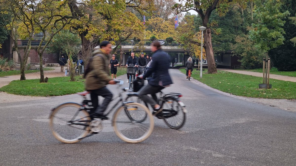 Maciej_Saja's tweet photo. Zrobiłem wczoraj trochę zdjęć w godzinach szczytu w Amsterdamie. Wszyscy sprawnie jadą, nie ma korków.

Ktoś wie dlaczego? https://t.co/S1SMJo13xE