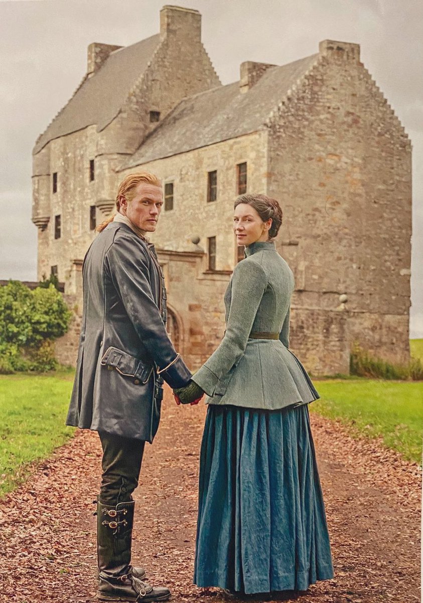 JAMIECLAIRE HOLDING HANDS IN FRONT OF LALLYBROCH I AM NOT OKAY😭😭😭

(📸: TVGuide)