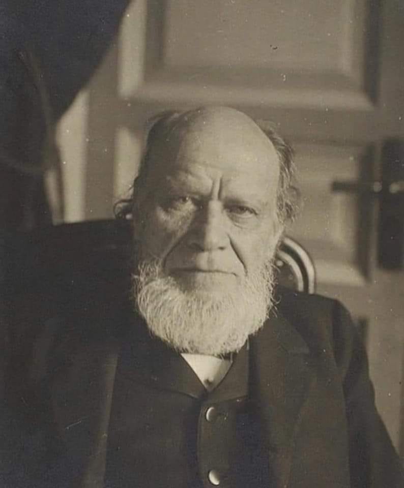 Самая короткая речь адвоката Кони.
Судили мальчика-гимназиста, ударившего ножом своего одноклассника. Причиной его отчаянного поступка была ежедневно возобновлявшаяся травля. Мальчик был горбат. «Горбун!» — каждый день на протяжении нескольких лет приветствовал его пострадавший.