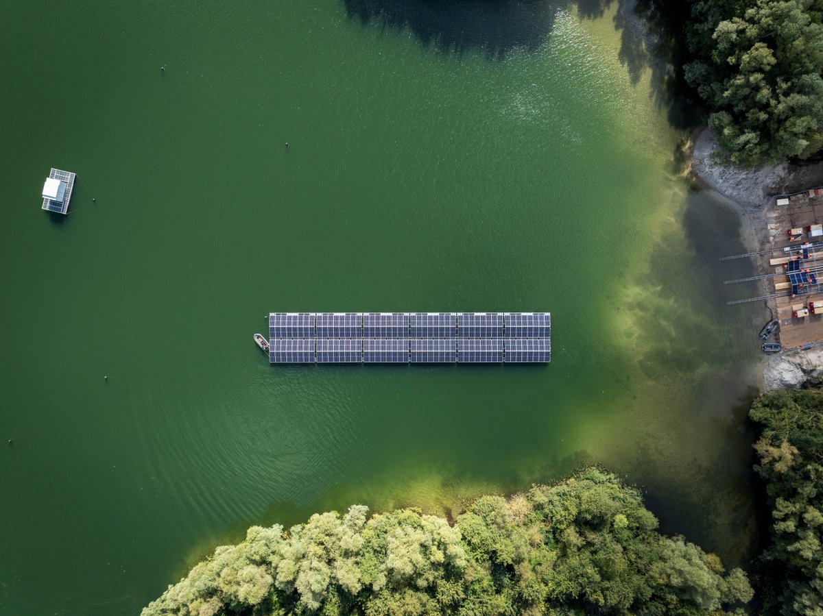 PowerField_'s tweet image. We zijn volop bezig met de realisatie van Drijvend Zonnepark Rekoplas! ☀️️ De afgelopen weken werden de zonnepanelen op het water geplaatst. Het project ligt in de gemeente #Raalte krijgt een opgesteld vermogen van 13 MWp! Lees meer over het project: eu1.hubs.ly/H0dgBzG0