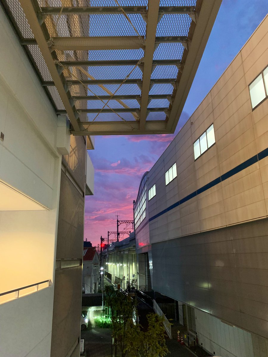 nilquebe's tweet photo. 今お使いに出たら、ちょっとサスペンスみたいな夕焼け👀
💜🩵🩷 https://t.co/JofwGqiyin