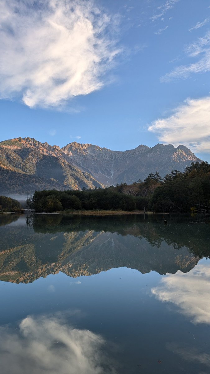 Laskuru98's tweet photo. 昨日泊まったホテルが平湯温泉の近くだったから、せっかくならということで今年5度目の上高地
紅葉ちょうど見頃で良かった！
カラマツはもう少しかな？ https://t.co/fxef1ognaQ