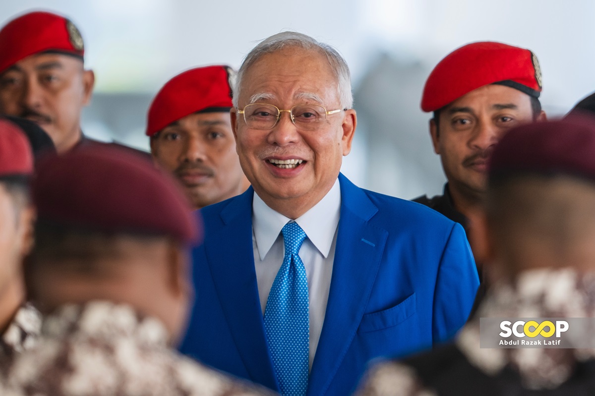 Scoopdotmy's tweet photo. 🚨 JUST IN ‼️

Former prime minister Datuk Seri Najib Razak has apologised for the 1MDB scandal. His apology was conveyed through his eldest son Datuk Nizar Najib in a press conference today.

“It pains me every day that 1MDB happened when I was prime minister and finance minister, and I would like to apologise unreservedly,” Najib said in a statement read by Nizar.