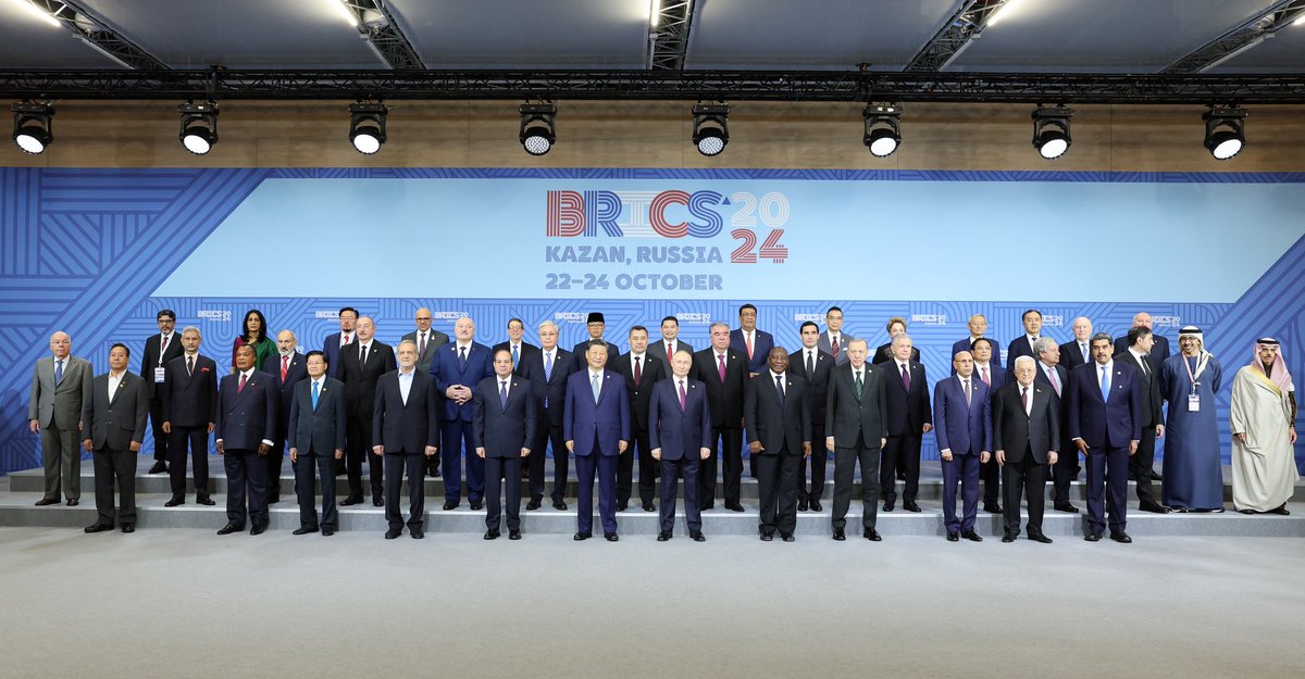 SpokespersonCHN's tweet photo. Family photo of heads of delegation of BRICS countries, invited countries and international organizations at #BRICS2024 Kazan Summit https://t.co/tw3HIjyrol