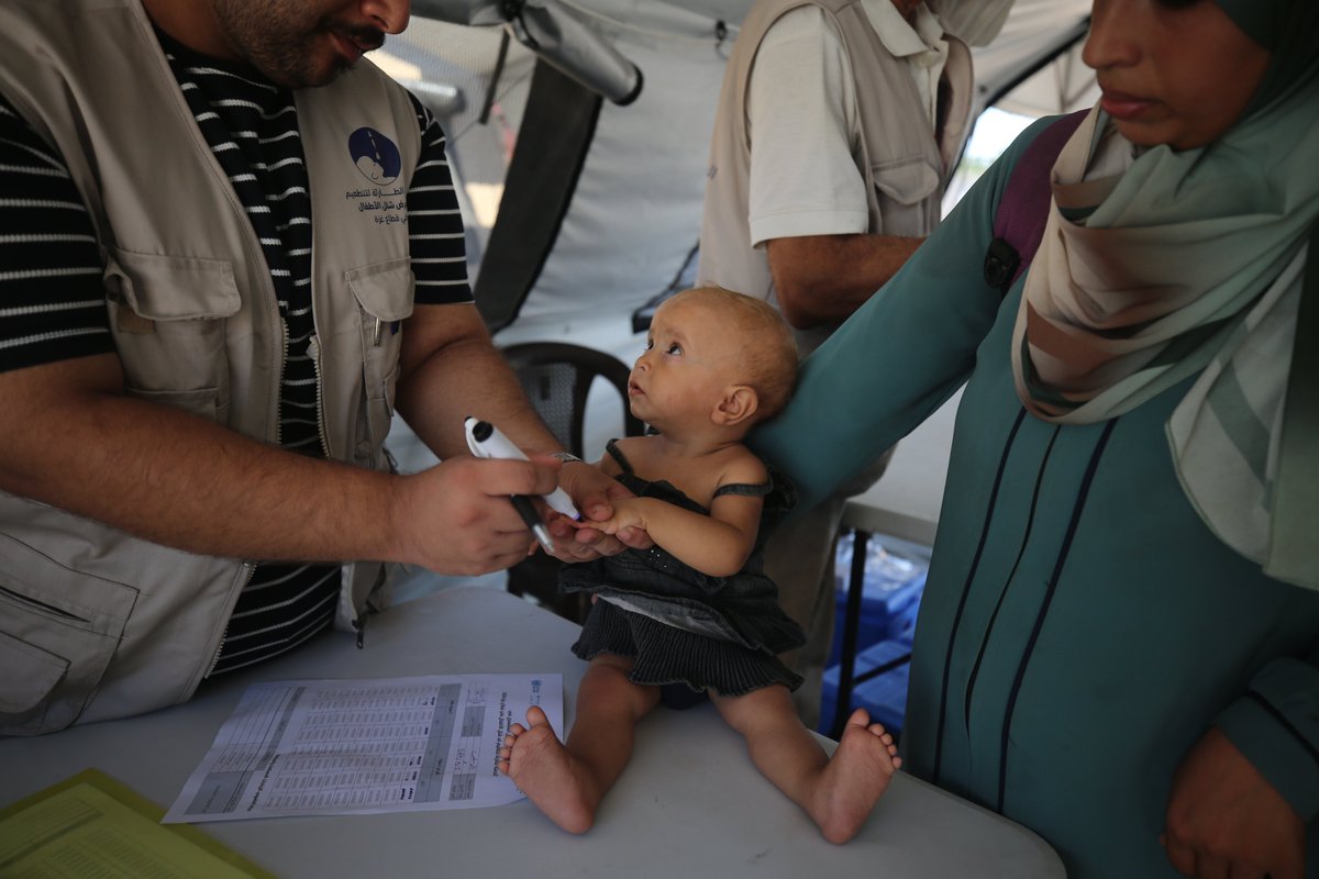 🏥 5,000 children were vaccinated against #polio at UK-Med field hospitals as part of WHO’s vaccination drive in #Gaza.

Both facilities were hubs for children to receive the vaccine, helping attain the 90% coverage needed to prevent polio's resurgence.

#WorldPolioDay #EndPolio