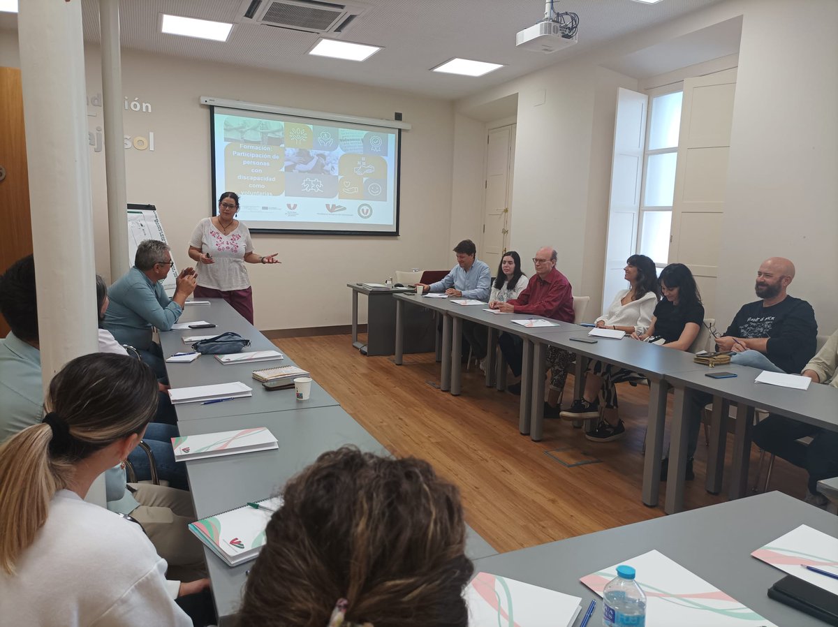 VoluntariadoPAV's tweet photo. 🌟 ¡Comenzamos el seminario "Participación de personas con discapacidad como voluntarias" impartido por Aurora Gómez Presidenta de @ApiceEpilepsia 
Una mañana llena de aprendizaje y enriquecimiento donde participan entidades de la provincia de #Sevilla 
#Hacemosvoluntariado https://t.co/a0fnMgUzTn