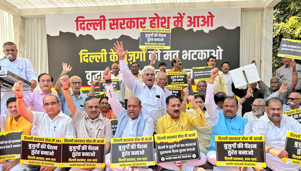 AjayMahawarBJP's tweet photo. दिल्ली में 2018 से लंबित नई बुजुर्ग पेंशन, दिल्ली के बुजुर्गों की बृद्धा पेंशन के अधिकार की मांग को लेकर दिल्ली सरकार के खिलाफ @BJP4Delhi अध्यक्ष @Virend_Sachdeva जी, LOP @Gupta_vijender जी के नेतृत्व में भाजपा विधायकदल और वरिष्ठों के साथ धरना दिया।
सदन से सड़क तक..

@BJP4India @JPNadda @AmitShah @blsanthosh @PandaJay @alka_gurjar @PavanRanaRSS @ManojTiwariMP