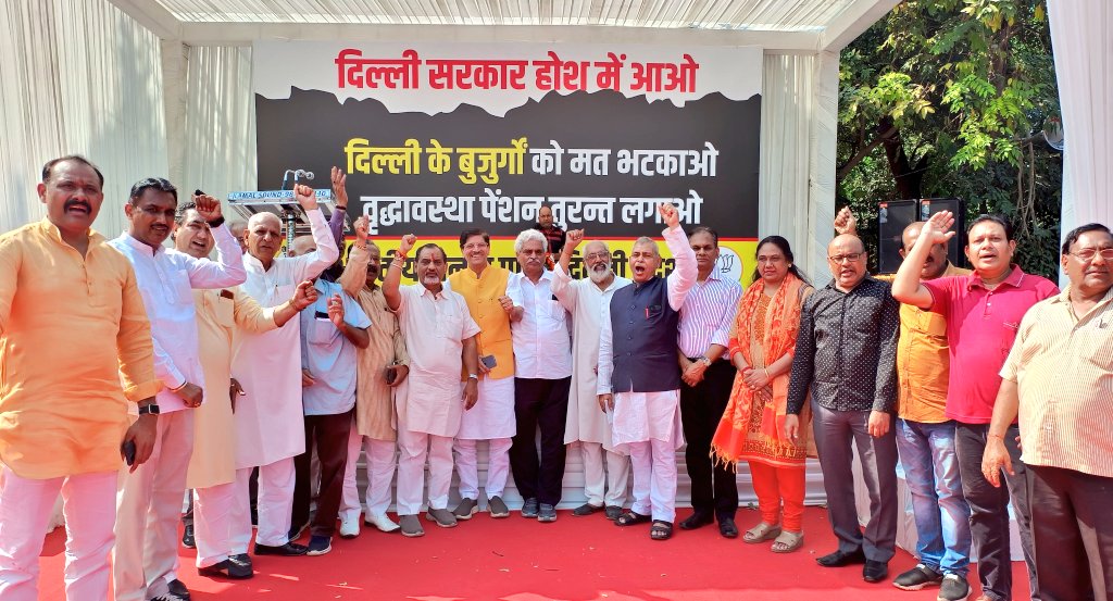 AjayMahawarBJP's tweet photo. दिल्ली में 2018 से लंबित नई बुजुर्ग पेंशन, दिल्ली के बुजुर्गों की बृद्धा पेंशन के अधिकार की मांग को लेकर दिल्ली सरकार के खिलाफ @BJP4Delhi अध्यक्ष @Virend_Sachdeva जी, LOP @Gupta_vijender जी के नेतृत्व में भाजपा विधायकदल और वरिष्ठों के साथ धरना दिया।
सदन से सड़क तक..

@BJP4India @JPNadda @AmitShah @blsanthosh @PandaJay @alka_gurjar @PavanRanaRSS @ManojTiwariMP