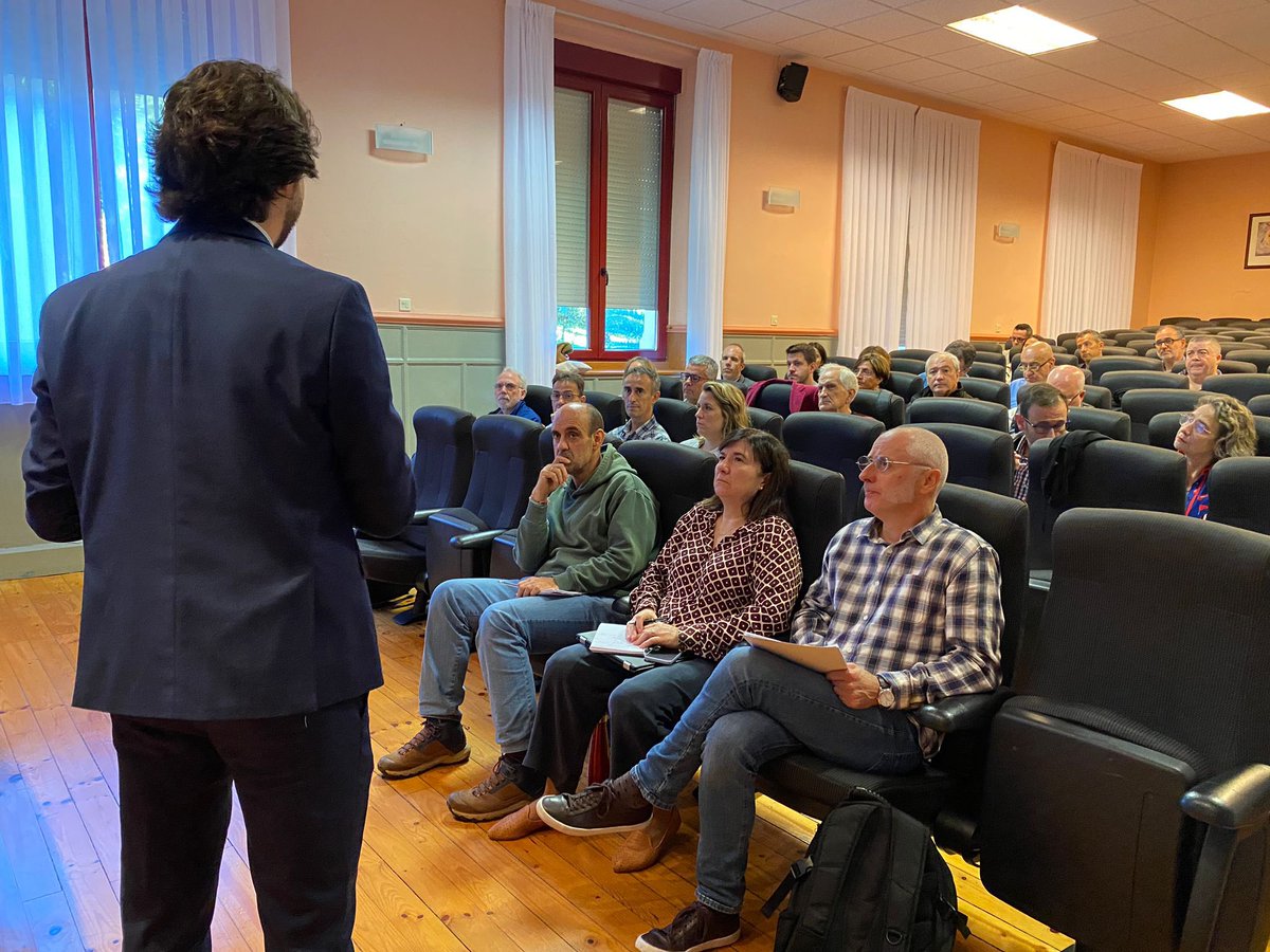 Salesianos España - #SomosFuturo (@salesianoses) on Twitter photo Como ya ocurrió en Madrid y León, hoy la casa de <a href="/salesdeusto/">Salesianos Deusto</a> acoge la formación de Equipos Directivos: liderar con estilo salesiano. Los temas abordados: Compliance con Jorge Gómez y IA, principios clave con <a href="/yalocin/">yalocin</a> Charo Fernández <a href="/SalesianosSSM/">Salesianos SSM - #SomosFuturo</a> Como ya ocurrió en Madrid y León, hoy la casa de <a href="/salesdeusto/">Salesianos Deusto</a> acoge la formación de Equipos Directivos: liderar con estilo salesiano. Los temas abordados: Compliance con Jorge Gómez y IA, principios clave con <a href="/yalocin/">yalocin</a> Charo Fernández <a href="/SalesianosSSM/">Salesianos SSM - #SomosFuturo</a>