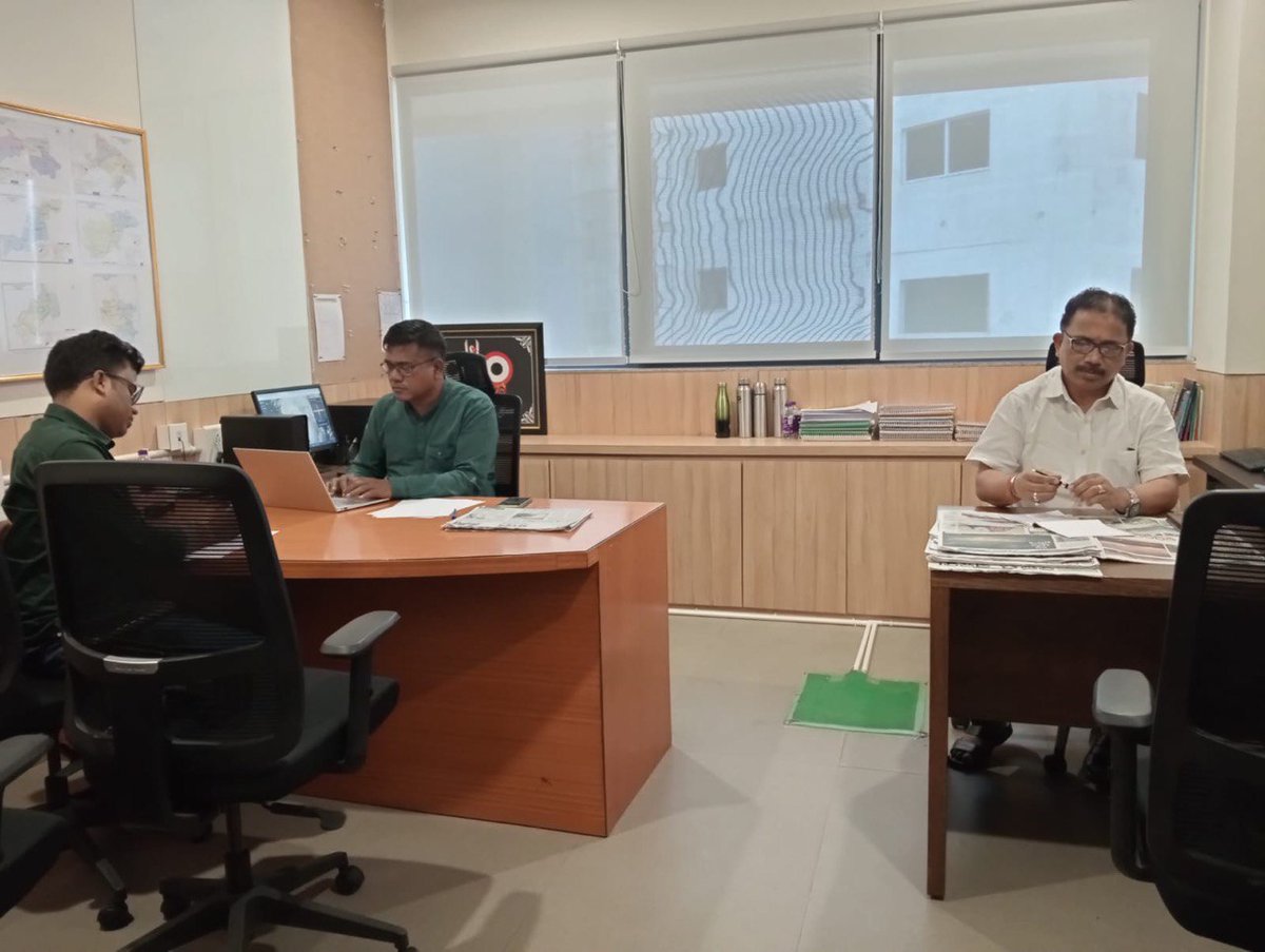 bjd_odisha's tweet photo. ବାତ୍ୟା ପ୍ରଭାବିତଙ୍କ ସହାୟତା ପାଇଁ ସଜାଗ ଦଳର ସମସ୍ତ କର୍ମୀ ଓ ନିର୍ବାଚିତ ପ୍ରତିନିଧି। ଜାରି ହୋଇଛି ଦଳର ସହାୟତା ନମ୍ବର ୯୯୩୭୦୫୭୫୨୮, ୮୯୮୪୩୦୩୫୩୪।

ସତର୍କ ହେବା, ସଚେତନ ରହିବା। ଏକାଠି ହୋଇ ବାତ୍ୟା 'ଦାନା'ର ସଫଳ ମୁକାବିଲା କରିବା।

#EveryLifeIsPrecious 
#BJDWithOdisha
#CycloneDana https://t.co/D4rVQET0zB