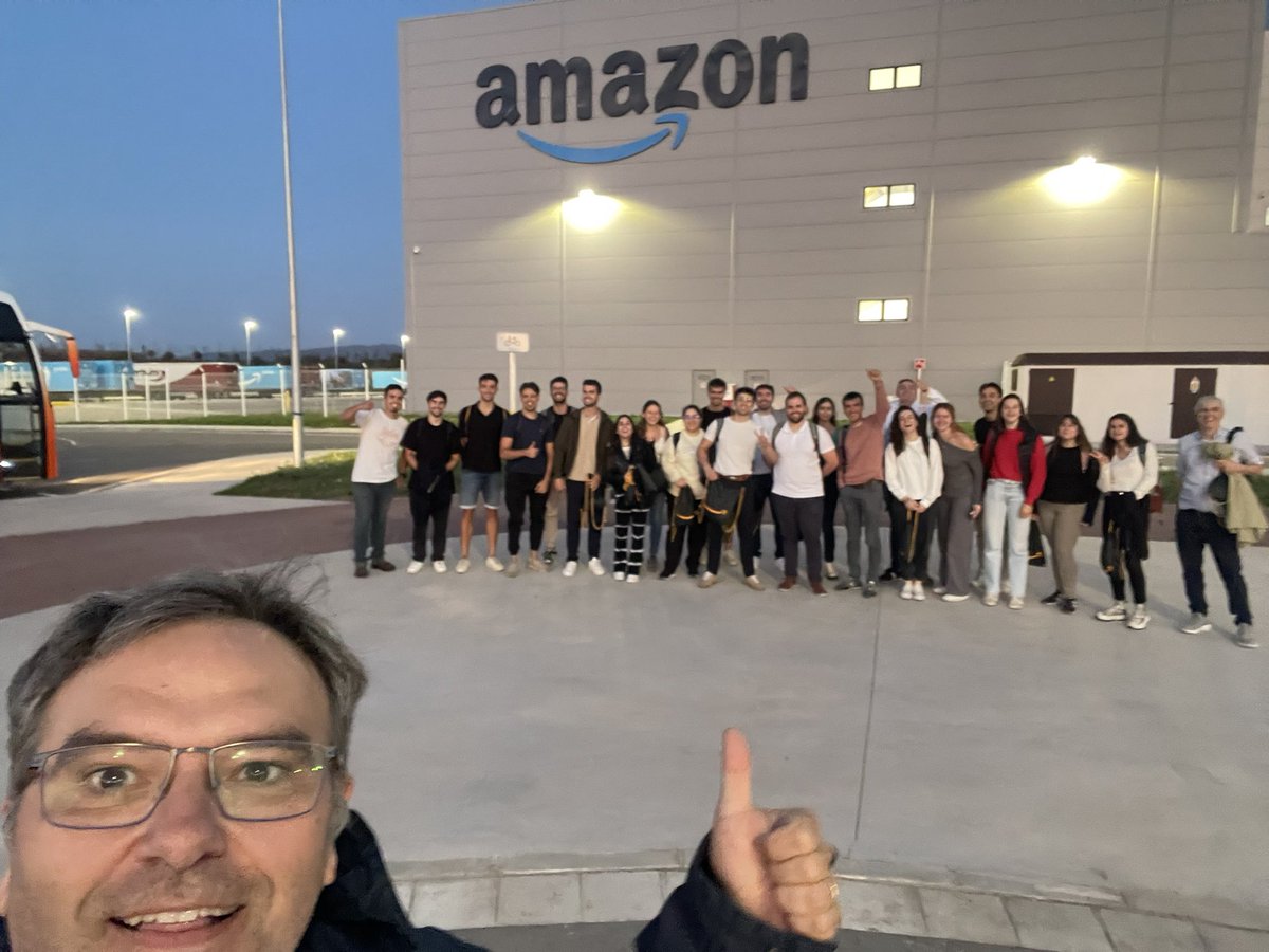 Puc donar fe, que va ser una gran visita. Fabulós tracte, excel•lent “Real Case Study” on vam poder veure el que expliquem a classe de “Logística”. Magatzem caòtic, processos picking i packing optimitzats i la consolidació de les expedicions…ah i la foto bona!
