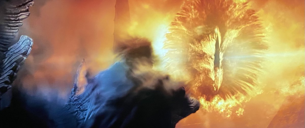 lotrolog's tweet photo. Yüzük’ü Boromir’e vermemesi, koca adamın hırsını iyice artırdı. Ve ondan, yüzüğü takarak kurtuldu. Amon Hen’in zirvesine kaçtı. Buradan her yönü, olmakta olan şeylerle birlikte görebiliyordu. Göz’ü bile! Yüzüğü çıkardı. Kararını vermişti. Grup’tan tek başına ayrılmalıydı. Hemen! https://t.co/CU0AWSI0e4
