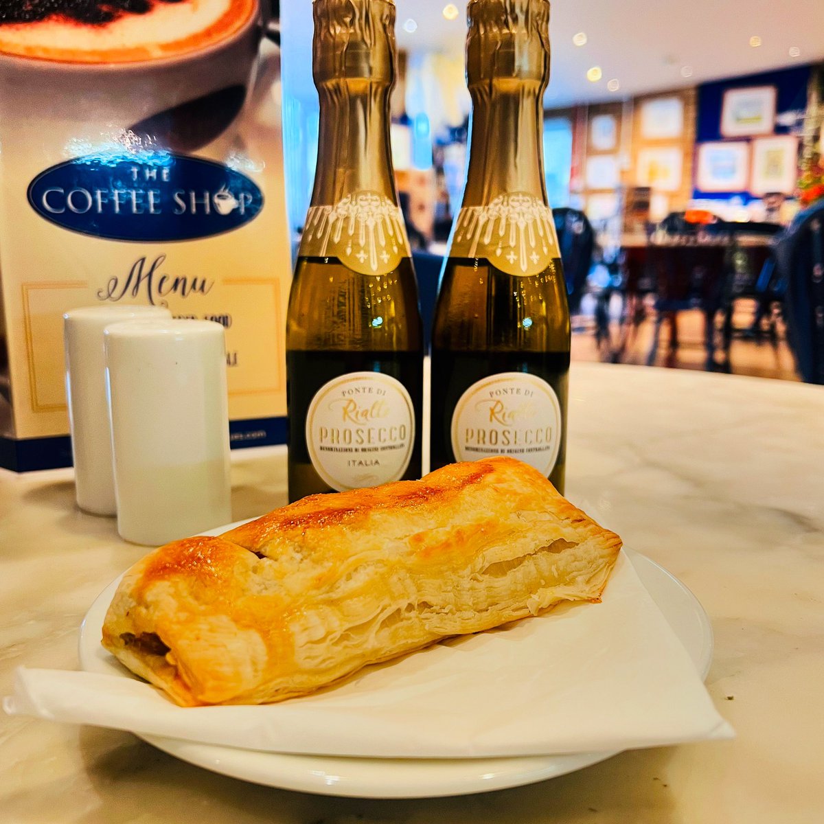 Who needs a champagne bar when you’ve got freshly baked #Lincolnshire Sausage rolls, #Prosecco and four buildings filled with #antiques and #vintage wares to go for a stroll! 

What’s not to love?❤️🥂✨🕰️

Open 10am until 5pm

#hemswell #coffeeshop #morningcoffee #stokescoffee