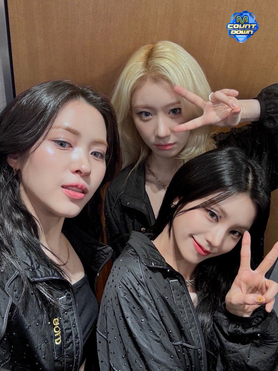 있지 오늘도 엠카 나옴??
ㄴ 그게 킥인데...

파워풀한 보컬.. 눈부시게 완벽한 퍼포먼스와 합... 눈을 즐겁게하는 비주얼.. 무대의 즐거움을 해치지 않는 카리스마와 귀여움의 적절한 비율..

나 엠카 무대 진짜 있지 생각하면서 열심히 봐

나 원래 있지 박사야 모든 있지를 다 잘 봐

#ITZY