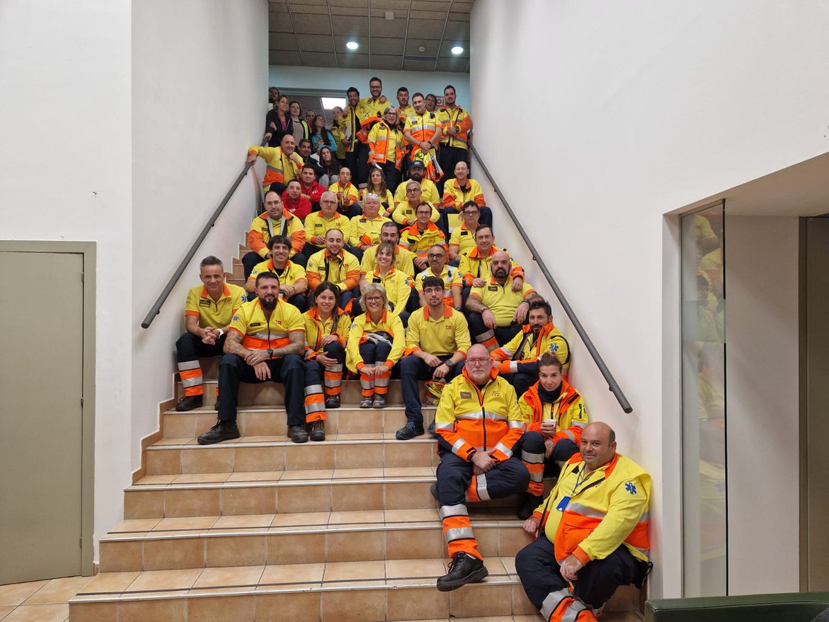 semgencat's tweet photo. El #SEM ha intervingut en el #simulacre realitzat al túnel de #Bracons, C-37, amb 34 professionals de la Central de Coordinació Sanitària (#CECOS) i ha mobilitzat les següents unitats fins el lloc de l’incident: 8 terrestres, 4 unitats de Logística, 2 Transport Sanitaris No Urgents (#TSNU) i 1 comandament.
@emergenciescat @territoricat