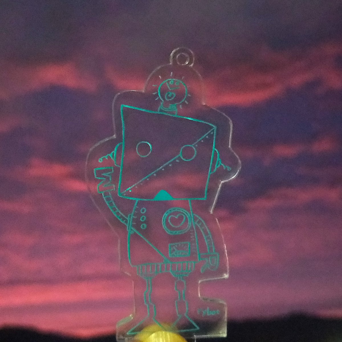 yukiko_r_0079's tweet photo. 24HEAVENにピッタリの空!!
見たことない雰囲気のカッコイイ空だなぁ…とrybotくんで撮影してるうちに「あ!!」と気付き、慌ててアクスタ取ってきた。夕焼けはどんどん色合い変わっちゃうから、間に合って良かった^^
 #キミは何色にでもなれる
 #rybot くん https://t.co/z2L4zGbIKT