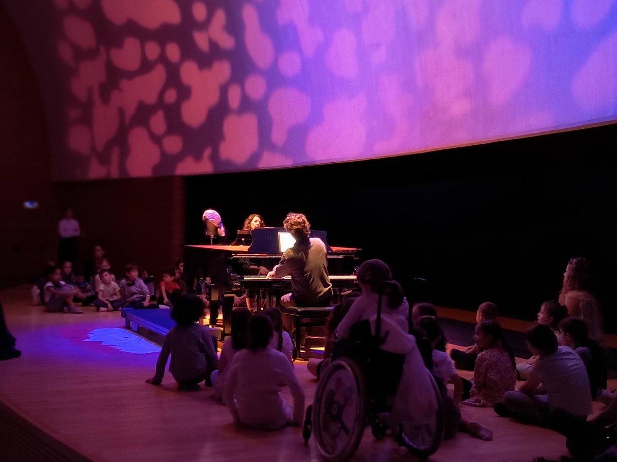 Víctor Gil (@sanahuja) on Twitter photo Está semana el Aula Magistral de <a href="/LesArtsValencia/">Les Arts, València</a> se tiñe de azul y de rojo con Mozart y #sientelamúsica #lesartséseducació junto a Nerea Tatay y los pianistas <a href="/GaleraLopez/">Antonio Galera</a> y Judit Kertész. Hoy dos sesiones didácticas más. Está semana el Aula Magistral de <a href="/LesArtsValencia/">Les Arts, València</a> se tiñe de azul y de rojo con Mozart y #sientelamúsica #lesartséseducació junto a Nerea Tatay y los pianistas <a href="/GaleraLopez/">Antonio Galera</a> y Judit Kertész. Hoy dos sesiones didácticas más.