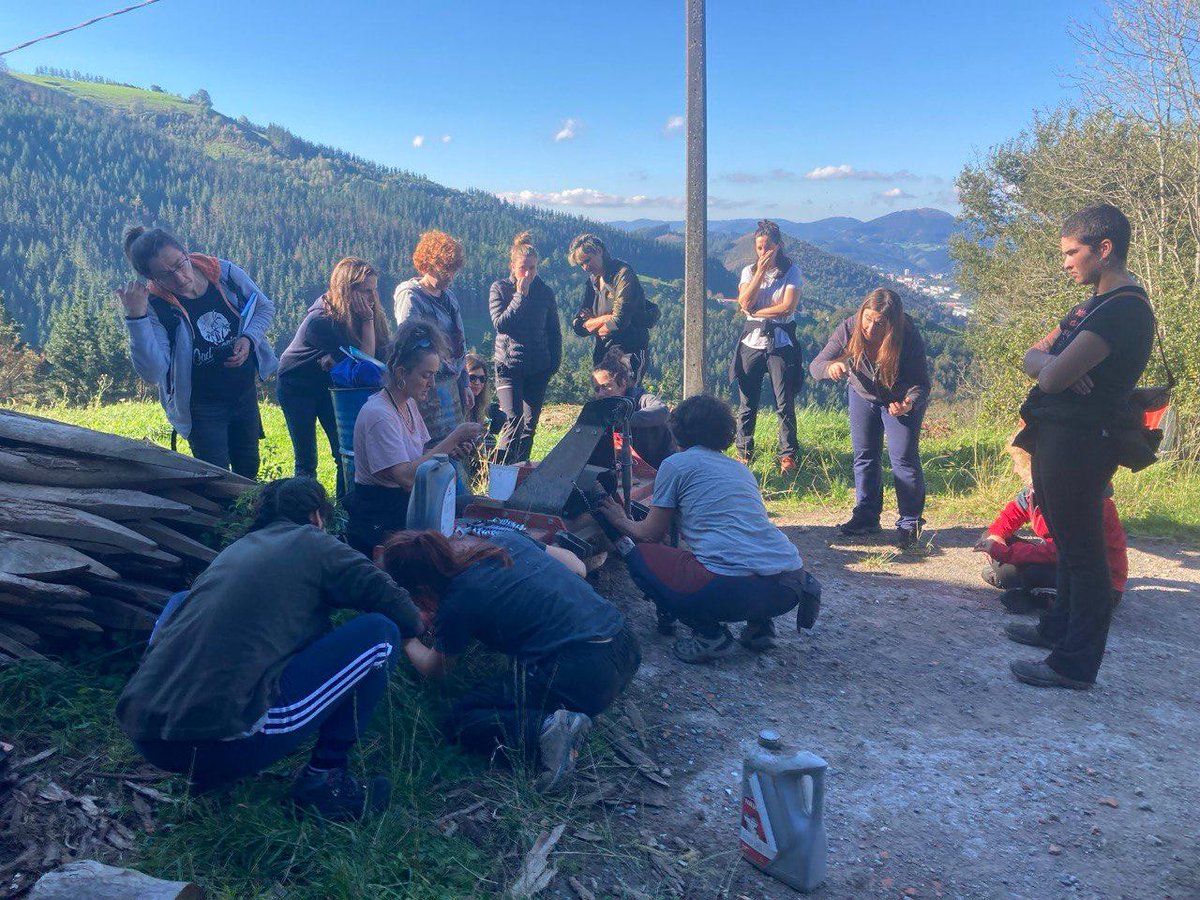 Astelehenean, <a href="/biolurgipuzkoa/">Biolur</a>-rekin batera emakumeentzako* traktore eta aperoei buruzko ikastaroa gauzatu genuen. Mila esker beste behin Garbiñeri bere ezagutzak partekatzeagatik, Aneri eta Elkoro baserriari haien ateak irekitzeagatik eta parte hartu zenuten guztioi!