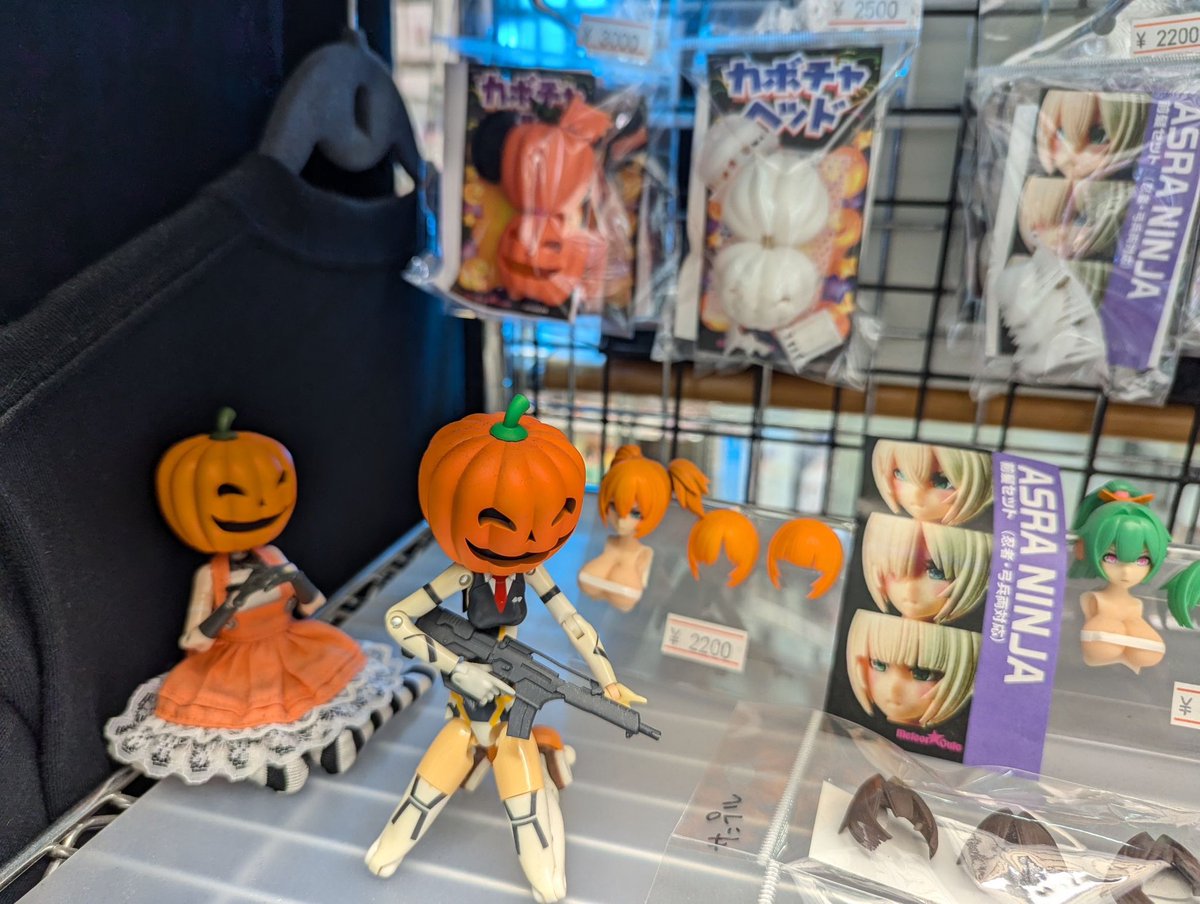 いのう商店さんへアイテム納品！
簡単組立のカボチャヘッドは塗装から一部色レジンに変更しましたよ！
ハロウィンも近くなりましたのでぜひどうぞ！

その他アイテムも5周年キャンペーンで抽選券のもらえる今どうぞ！

#いのう商店