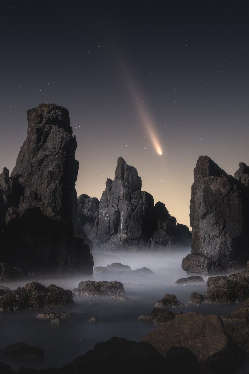 男鹿半島に落ちる紫金山・アトラス彗星
#東京カメラ部
#紫金山・アトラス彗星 #アトラス彗星