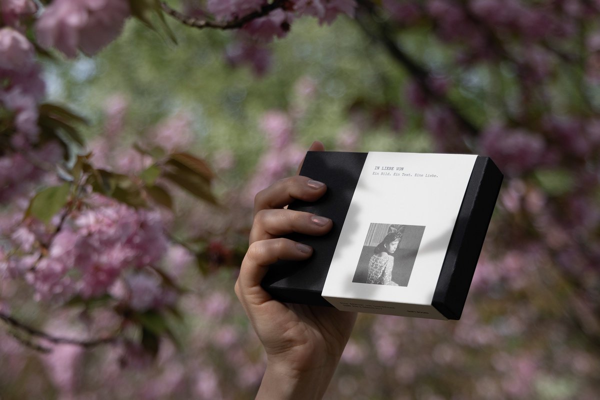 Eines der 25 Schönsten Deutschen Bücher der Stiftung Buchkunst 2024.

»IN LIEBE VON« 
Ein Bild. Ein Text. Eine Liebe. 

Ab sofort ist die 2. Auflage verfügbar. 
Ein besonderes Geschenk für besondere Menschen. 

Überall im Buchhandel und in unserem Onlineshop. Versandkostenfrei.