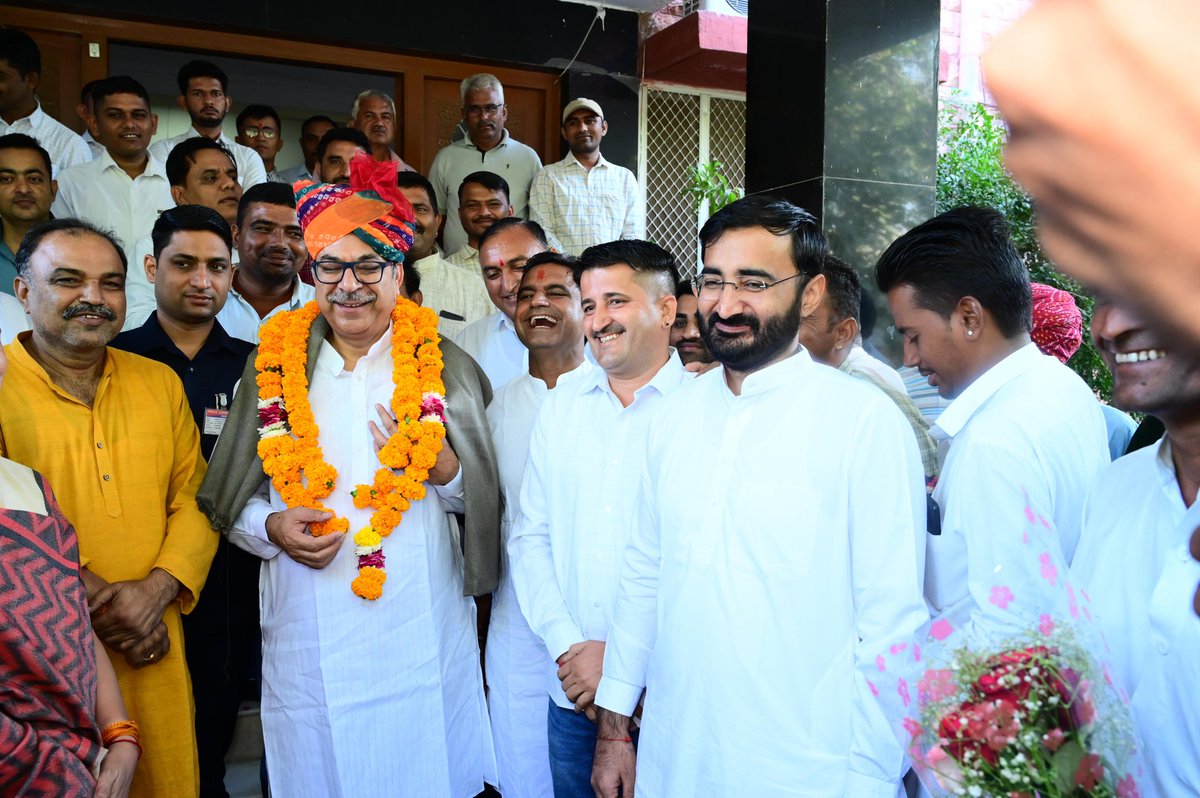 Achalaramjat's tweet photo. भाजपा हरियाणा के प्रदेश प्रभारी व राजस्थान भाजपा के पूर्व प्रदेशाध्यक्ष, प्रखर जाट नेता डॉ सतीश पूनिया जी को आज बाड़मेर सर्किट हाउस में मिलकर जन्मदिन की बधाई व शुभकामनाएं प्रेषित की! @DrSatishPoonia @BJP4Rajasthan @BJP4Haryana @KailashBaytu https://t.co/SSgesVZWSi