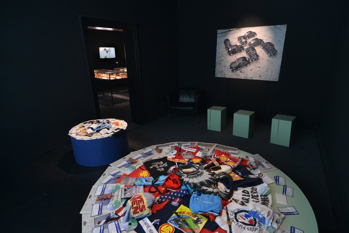 We're in Weimar for last days of a truly fun show of recent projects with #ThreadsandTits and <a href="/cleanclothes/">Clean Clothes Campaign</a>. All weekend Jeff will be sharing new, never-before-shown works! Come see it IRL while the weather is nice and <a href="/adidas/">adidas</a> is annoyed...
acc-weimar.de/ausstellungen/…