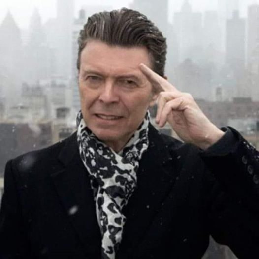 pierpi13's tweet photo. L ultima lettera di David Bowie
Morirò... So che mancano pochi mesi alla fine della mia esperienza terrena...
Cosa faccio? Mi dispero, mi deprimo, rifiuto l'idea della morte e fingo che la malattia non esista?
Oppure decido di sconfiggere la morte... Lo decido con l'anima, perché solo l'anima e il cuore mi danno l'ispirazione per comporre musica, come ho fatto per 50 anni...
Conto le ore che mi restano e, come mi dicono i medici, posso prevedere, con un certo margine, la data della mia morte. Il lancio del mio ultimo lavoro è fissato per l'8 gennaio 2016, il giorno del mio 69° compleanno.
Lavoro giorno e notte, ho il tempo di comporre, perfezionare, interpretare, registrare in studio e fare video... Lo faccio il più rapidamente possibile, perché non voglio che la mia faccia mostri il segno della morte che, beffarda, sta falciando il mio corpo senza che io possa difendermi...
Ma ti sfido, morte... Al diavolo, se non ti sfido!
Ho sfidato e vinto il mondo dei fan negli anni '70 con l'orgoglio dell'ambiguità... Ho amato uomini e donne, sono stato un uomo, una donna, un alieno e infine un corpo celeste.
Cosa puoi fare tu, morte, contro la mia eternità, il mio genio, la mia follia, la mia creatività, la mia musica che vivrà per sempre?
Sono Lazzaro, strappato dalle cicatrici. Morirò nel corpo, ma vivrò per sempre attraverso la mia musica.
Ho vissuto abbastanza per ricevere gli auguri di buon compleanno. Pensavo di non farcela a vedere il mio album pubblicato... Ho sopravvissuto all'8 gennaio... E tu, mio caro assassino, hai perso!
Pensa solo che, se non avessi bussato alla mia porta, avrei realizzato 24 lavori, sarei riuscito a vivere fino a 100 anni, e invece, grazie a te, ne ho 25!
Sai... Sarò libero come un uccello.