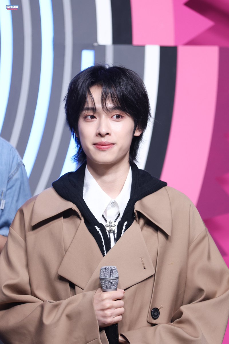 mbcplusm's tweet image. [쇼챔피언]

MC즈 컴백 기념 현장 직찍✨
쇼챔피언에 가을이 왔어🍁

🔗naver.me/G380V13f

-

#쇼챔피언 #금동현 #가온 #엑스디너리히어로즈 #이펙스 #EPEX #XdinaryHeroes #showchampion
@XH_official
@the_EPEX