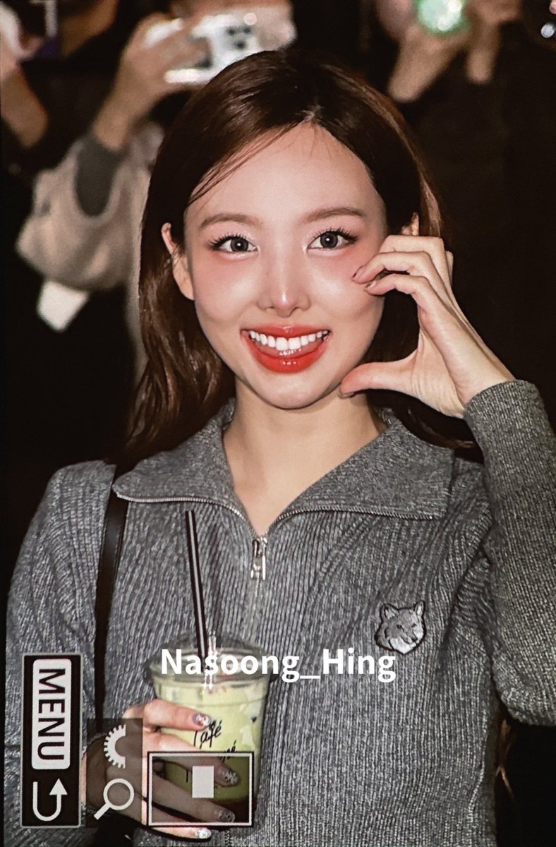 Blueming_922's tweet photo. 241024 메종키츠네 얼굴 감사합니달라
#트와이스 #TWICE #나연 #NAYEON  #ナヨン https://t.co/NgCm5BU8ZG