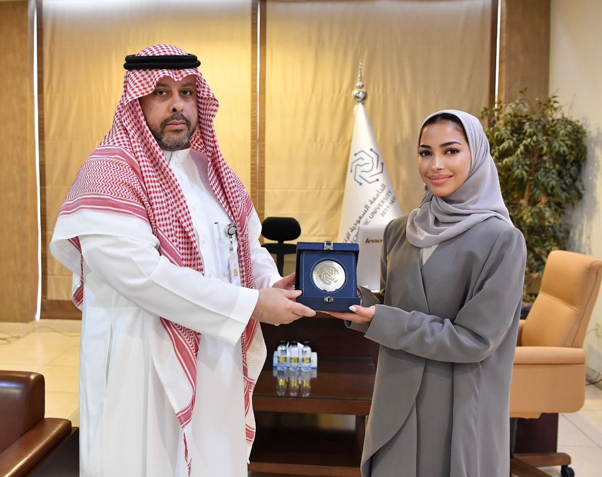 rubaamhmd's tweet photo. تحت رعاية ودعم عميد #الجامعة_السعودية_الالكترونية د. ناصر بن سيف،  تم تكريمي لتعييني سفيرة للمملكة العربية السعودية للرياضيين الطلاب في الاتحاد الدولي للرياضة الجامعية (@FISU ). 

https://t.co/DdJbBi4IDD

ملتزمة بدعم رياضتنا ورفع راية الوطن. 🇸🇦 https://t.co/DwxxXdYbvN