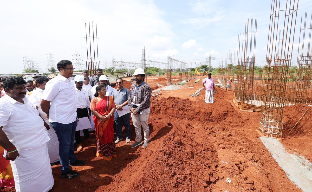 TRBRajaa's tweet photo. இன்று #சிவகங்கை மாவட்டம், #காரைக்குடி மாநகராட்சி கழனிவாசலில் அமையவுள்ள #டைடல் நியோ கட்டுமானப் பணிகளை நேரில் சென்று பார்வையிட்டு பணியினை துரிதப்படுத்துமாறு அதிகாரிகளை கேட்டுக் கேட்டுக்கொண்டேன்.
விரைவில் #TidelNeo #Karaikudi யில் 🙏🏾
#DistributedGrowth #InvestInTN @TNIndMin https://t.co/VfmfUysYrT