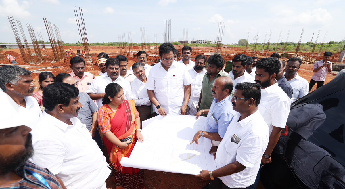 TRBRajaa's tweet photo. இன்று #சிவகங்கை மாவட்டம், #காரைக்குடி மாநகராட்சி கழனிவாசலில் அமையவுள்ள #டைடல் நியோ கட்டுமானப் பணிகளை நேரில் சென்று பார்வையிட்டு பணியினை துரிதப்படுத்துமாறு அதிகாரிகளை கேட்டுக் கேட்டுக்கொண்டேன்.
விரைவில் #TidelNeo #Karaikudi யில் 🙏🏾
#DistributedGrowth #InvestInTN @TNIndMin https://t.co/VfmfUysYrT