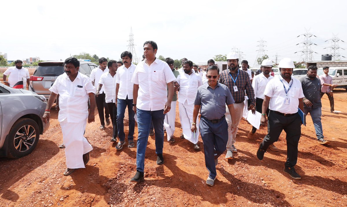 TRBRajaa's tweet photo. இன்று #சிவகங்கை மாவட்டம், #காரைக்குடி மாநகராட்சி கழனிவாசலில் அமையவுள்ள #டைடல் நியோ கட்டுமானப் பணிகளை நேரில் சென்று பார்வையிட்டு பணியினை துரிதப்படுத்துமாறு அதிகாரிகளை கேட்டுக் கேட்டுக்கொண்டேன்.
விரைவில் #TidelNeo #Karaikudi யில் 🙏🏾
#DistributedGrowth #InvestInTN @TNIndMin https://t.co/VfmfUysYrT