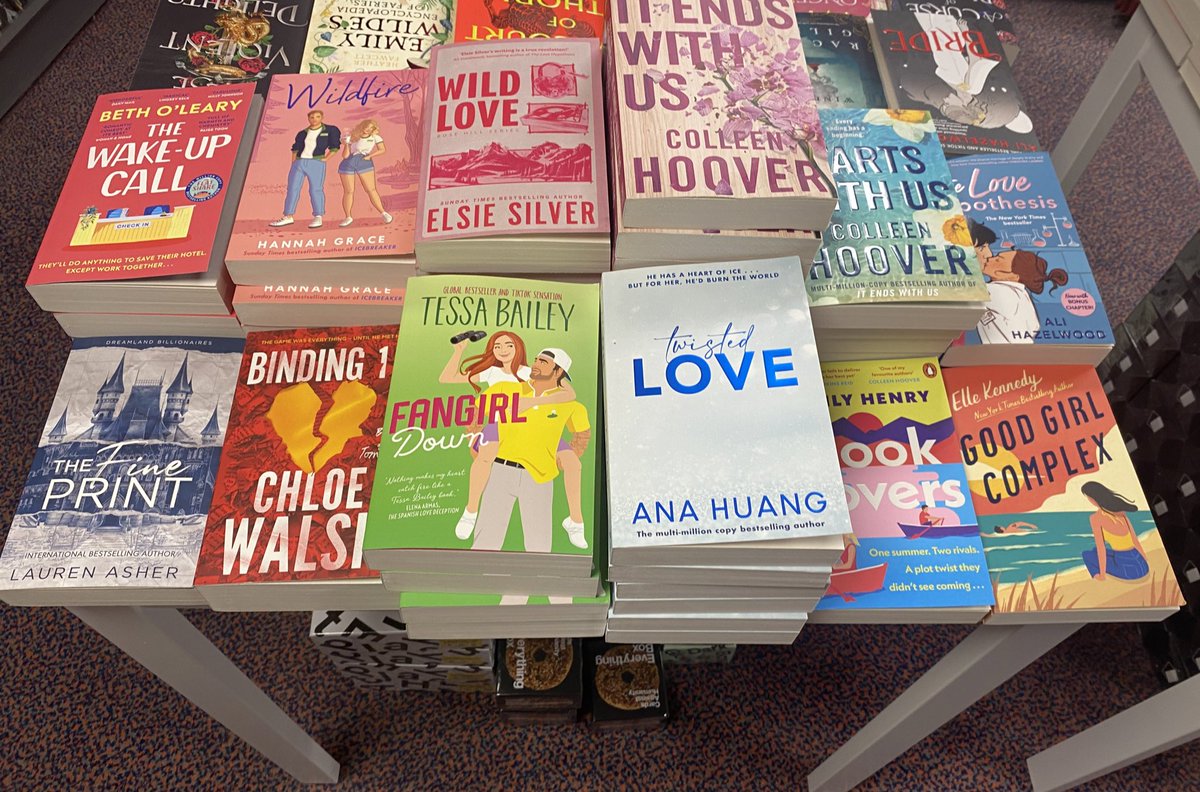 Is it really classed as procrastinating when you’re perusing in a bookshop? I am working on a research project that explores how the romance genre is marketed in UK bookshops… Though the project focuses on Waterstones, and I was in Blackwells, but that still counts, right?🤣💕📚
